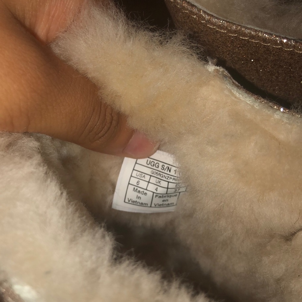 hold sparkly uggs - Picture 2 of 3